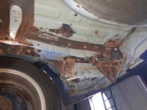 Rozsdás hátsó nyúlvány