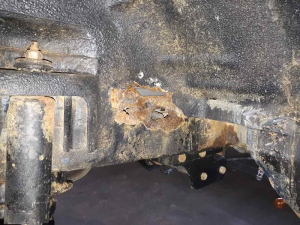 A nyúlvány és a doblemez találkozásánál megette a rozsda a lemezt