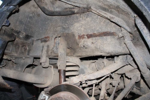 Hátsó nyúlvány korróziója látható hosszában.